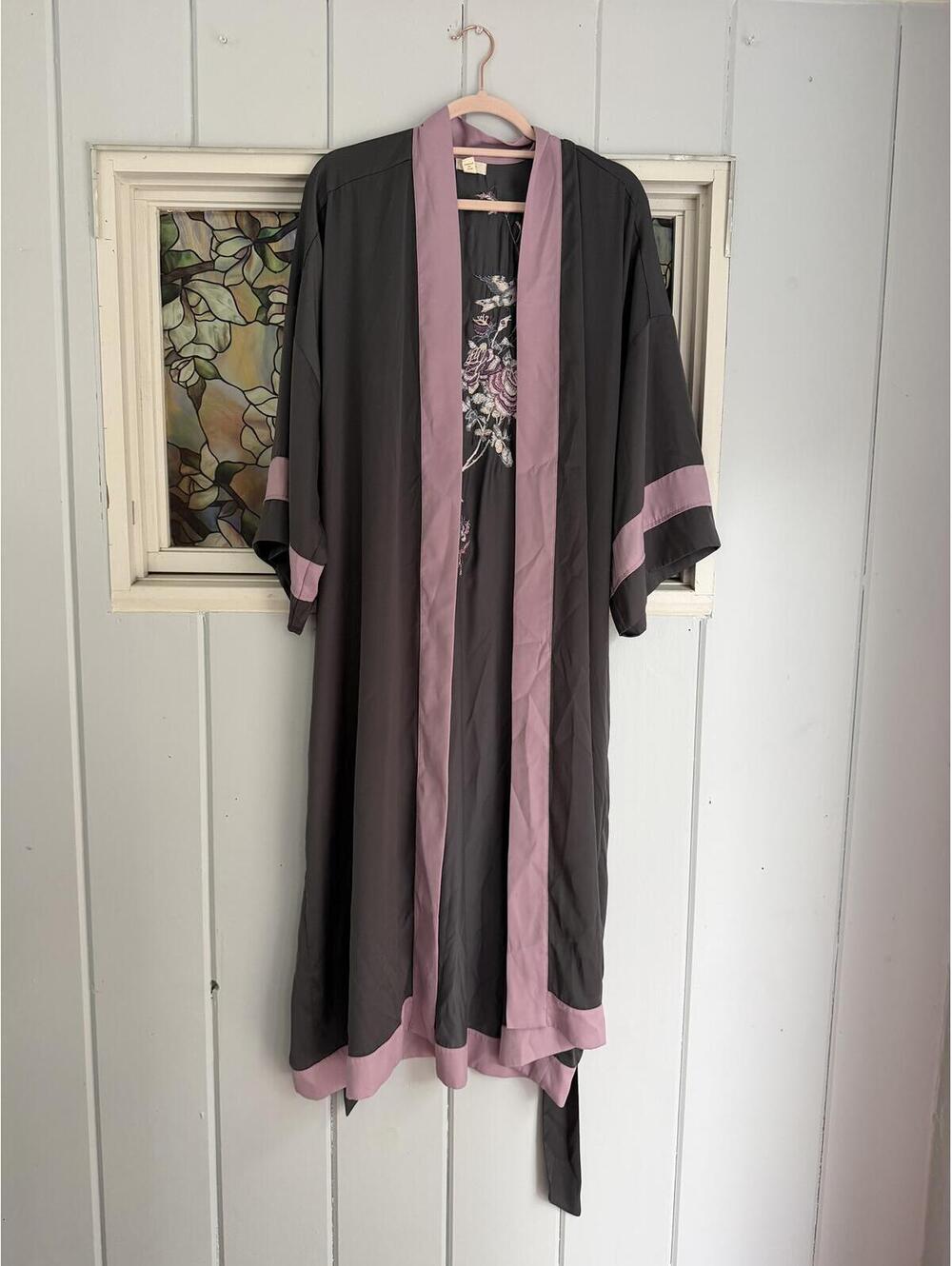 Anthropologie Tiny grey and Pink Floral Embroidered Kimono Robe size medium